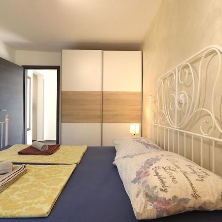 מדולין Holiday House "Laurus Garden" With Private Parking מראה חיצוני תמונה