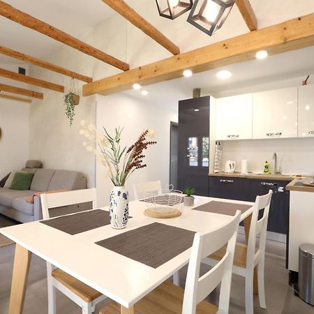 מדולין Holiday House "Laurus Garden" With Private Parking מראה חיצוני תמונה