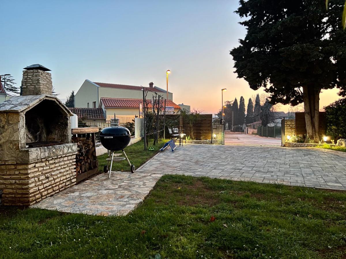 מדולין Holiday House "Laurus Garden" With Private Parking מראה חיצוני תמונה