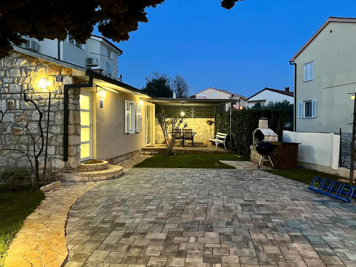 מדולין Holiday House "Laurus Garden" With Private Parking מראה חיצוני תמונה