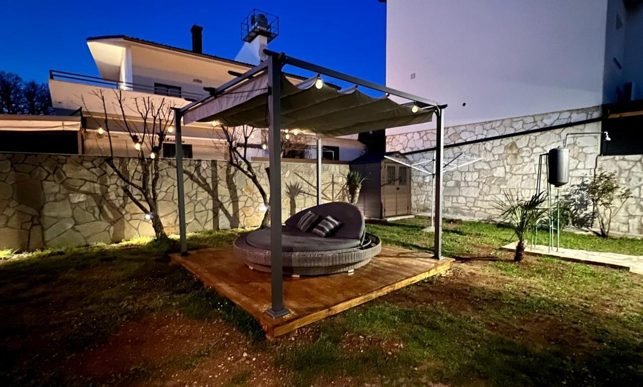 מדולין Holiday House "Laurus Garden" With Private Parking מראה חיצוני תמונה