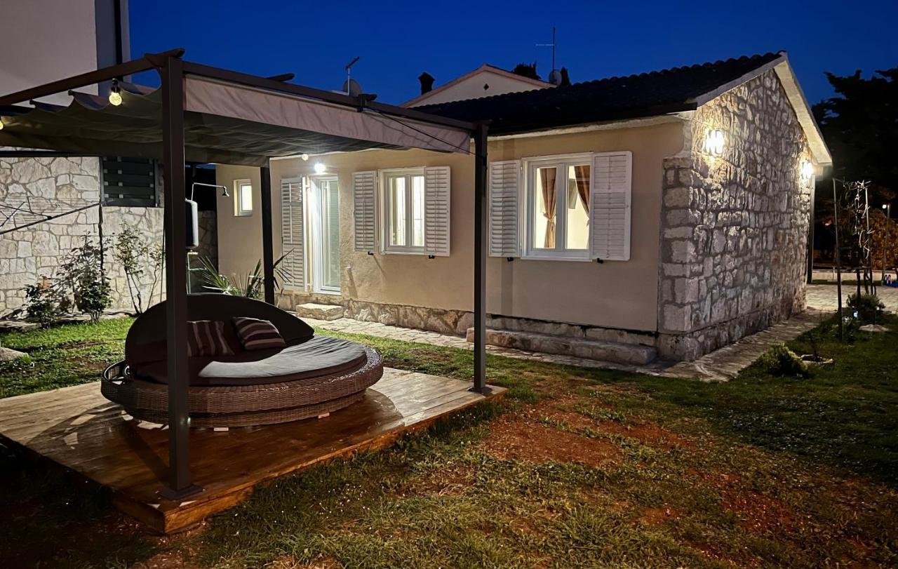 מדולין Holiday House "Laurus Garden" With Private Parking מראה חיצוני תמונה