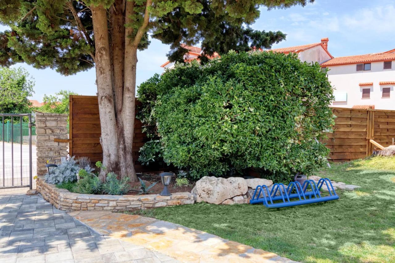 מדולין Holiday House "Laurus Garden" With Private Parking מראה חיצוני תמונה