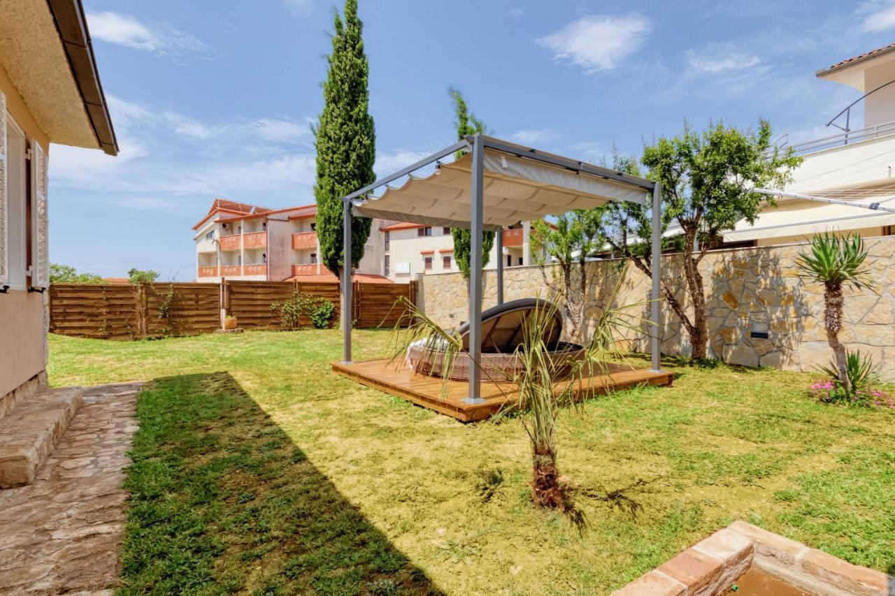 מדולין Holiday House "Laurus Garden" With Private Parking מראה חיצוני תמונה