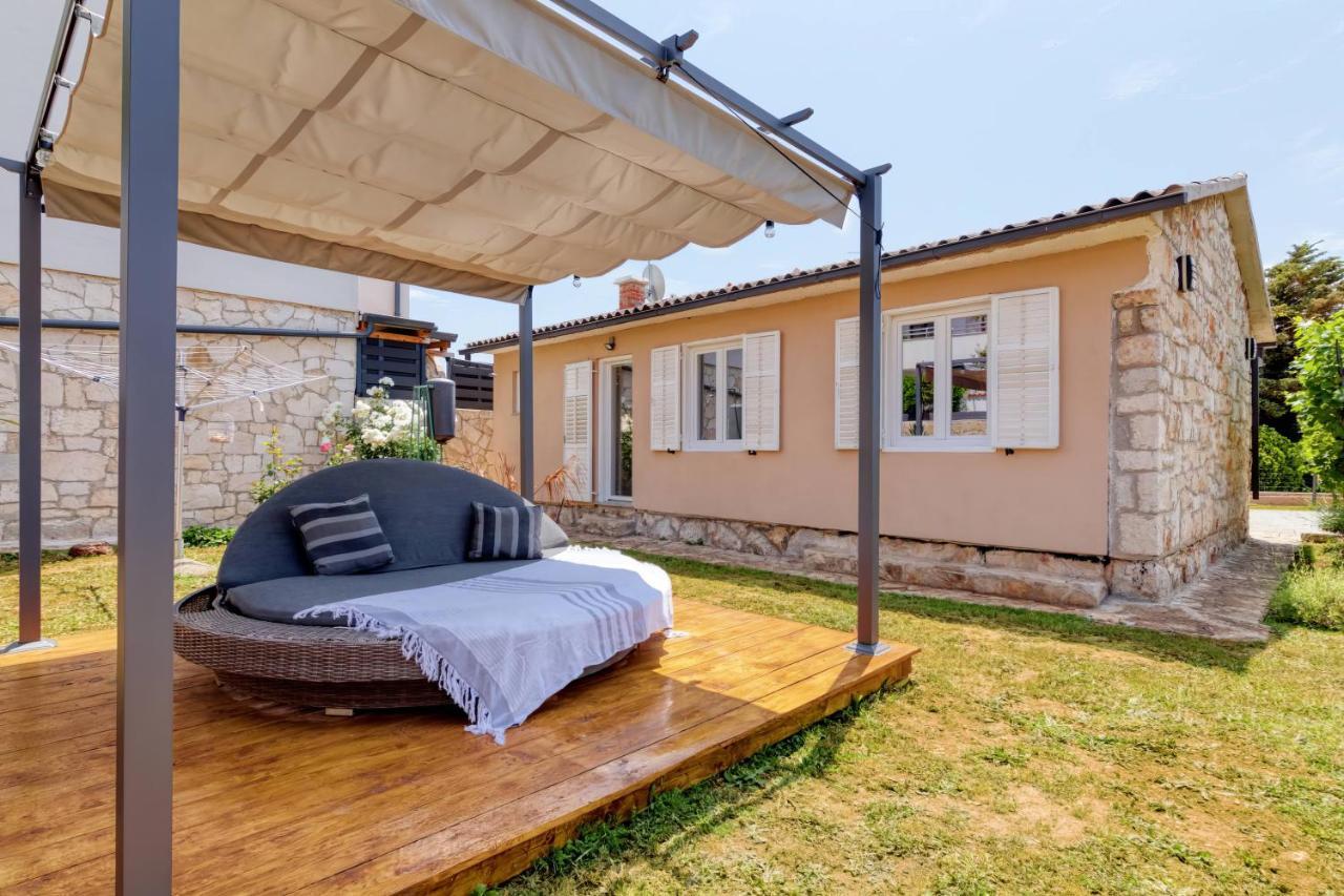 מדולין Holiday House "Laurus Garden" With Private Parking מראה חיצוני תמונה