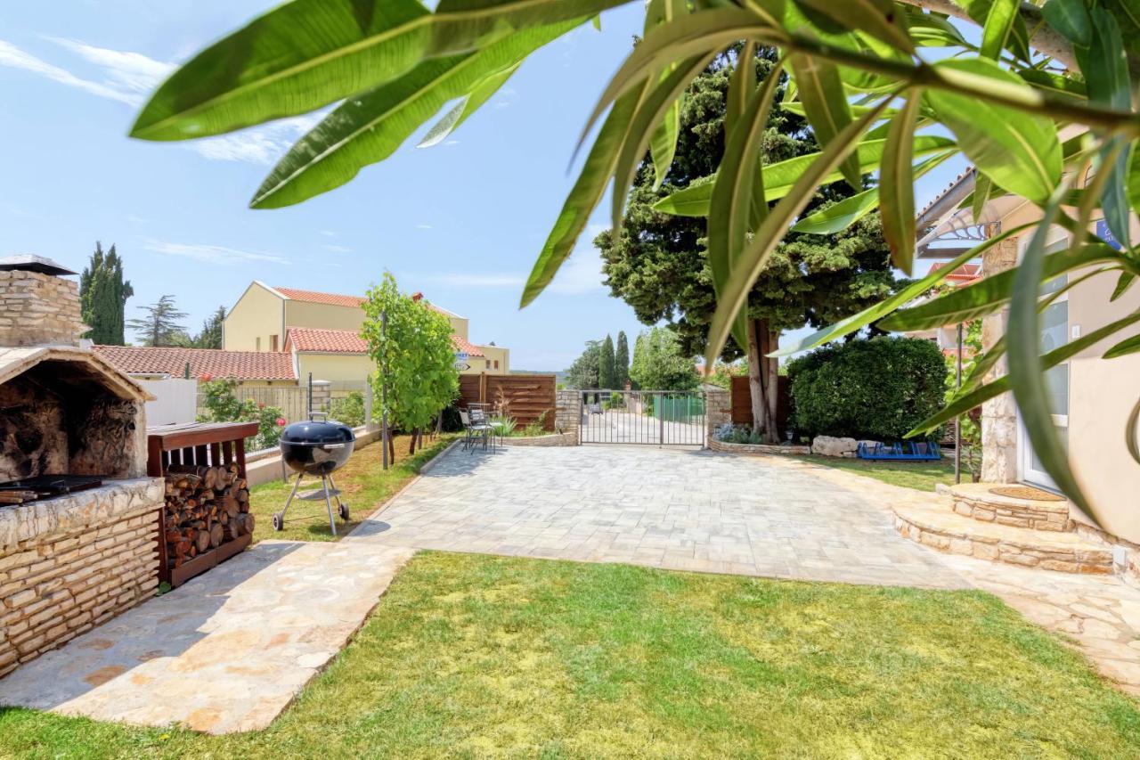 מדולין Holiday House "Laurus Garden" With Private Parking מראה חיצוני תמונה